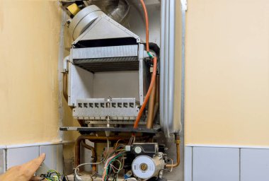 Evde, su ısıtıcısı tamiri ile uğraşan profesyonel nitelikli mühendis hizmetleri sunulmaktadır.