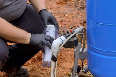 Bakım elemanı tarafından yeni su arıtma filtresi kartuşu kurulumu