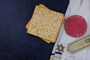 Mayasız Hamursuz Bayramı ekmeği kutlanmanın sembolüdür. Kippahlar da öyle.