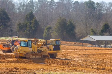 İnşaat alanı ağır ekipmanların yardımıyla altyapı mülküne hazırlanıyor