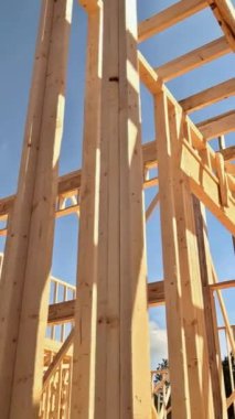 Çubuk ev, kereste kirişleri ve kiriş çerçeveleri kullanarak geleneksel bir mimari biçimidir. dikey video