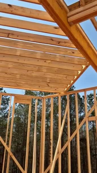 Construção Casa Madeira Começa Com Vigas Enquadramento Que Suportam Layout — Vídeo de Stock