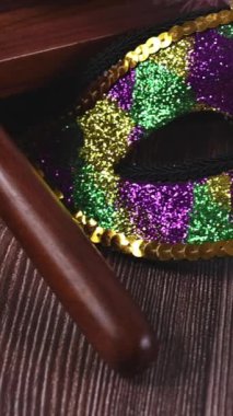 Purim 'in sembolleri, Yahudi bayramı kutlaması kurabiyeler, uzun pantolon, karnaval maskeleri ve hamantaschen de dahil. dikey video