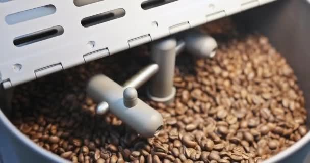 Rostning Kaffebönor Torkas Maskin För Blandning Råvaror Rostning Kaffebönor — Stockvideo