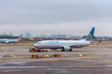 30 Ekim 2023 EWR Newark NJ US Havaalanına indikten sonra havaalanına inen bir uçak taksisi