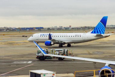 30 Ekim 2023 EWR Newark NJ ABD Havaalanına inen uçak taksileri, United Airlines uçak pisti üzerinden terminale doğru yola çıktı.