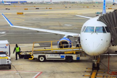 30 Ekim 2023 EWR Newark NJ ABD Birleşik Hava Yolları Uçuş öncesi durum uçağı, havaalanında uçak bakımı