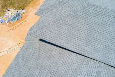Asfalt kiremitleri yeni inşa edilen evlerin çatısını örtmek için kullanılır