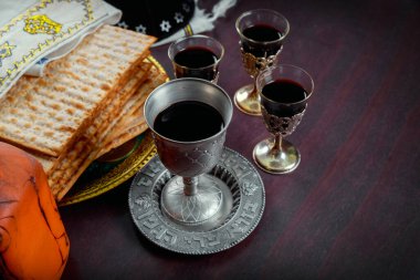 Pesach bayramında mayasız matza ekmeğinin Hamursuz Bayramı 'ndaki sembolleri.