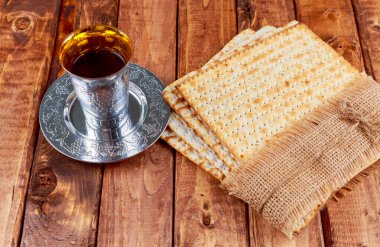Kırmızı koşer şarabı mayasız ekmek hamuru ve Pesach 'ın göç hikayesi yeniden anlatıldı..