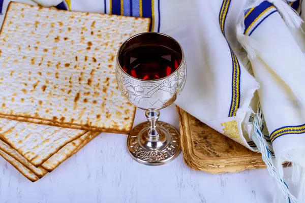 Commemorating Passover Jewish Pesach Attributes Kosher Wine Matzah Flatbread Bread — Stock Photo, Image