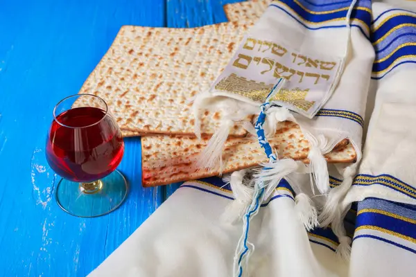 Kırmızı koşer şarabı mayasız ekmek hamuru Hamursuz Bayramı 'nda Pesach' ın bayramını kutlarken