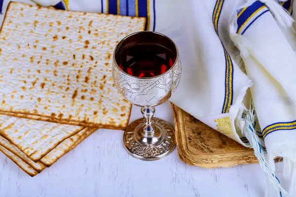Празднование Пасхи Еврейскими Песах Атрибуты Кошерное Вино Маца Лепёшки Стоковое Фото