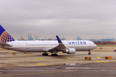 30 Ekim 2023 EWR Newark NJ US United Airlines uçak taksileri havaalanına indikten sonra pistten terminale