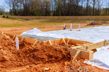 Evin temeli atılmadan önce ilk yalıtım zarı su geçirmez hale getirilir.