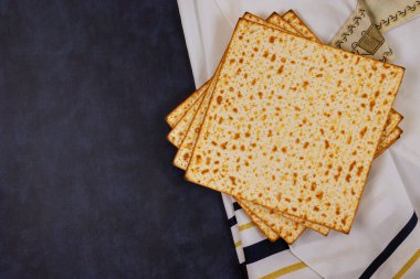 Yahudi bayramı, mayasız bir ekmek olan Pesach matzah ile kutlandı.