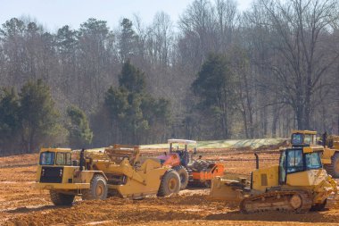 İnşaat sahası, altyapı kurulumuna hazırlık için ağır makine işlemleri geçiriyor