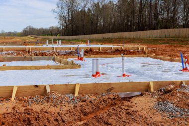 Evin temelini atmadan önce zemin ilk yalıtım su geçirmezliğiyle kaplıdır.