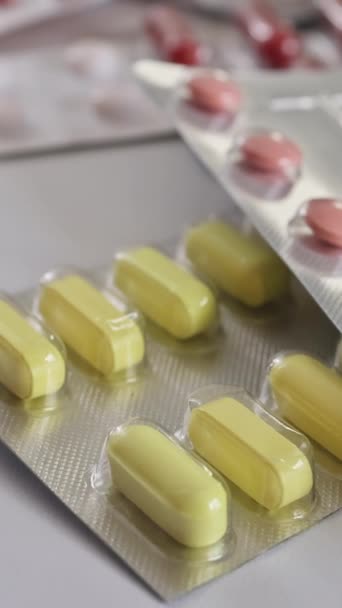 Olika Farmaceutiska Läkemedel Blister Innehåller Olika Färgglada Piller Tabletter Kapslar — Stockvideo