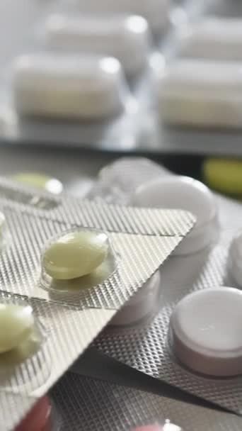 Diverse Farmaceutische Blaren Verschillende Kleurrijke Pillen Tabletten Capsules Geïsoleerde Witte — Stockvideo