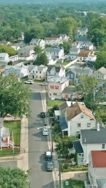 小さなアメリカの町は 夏にニュージャージー州の森林地帯のプランテーションの間に位置しています — ストック動画