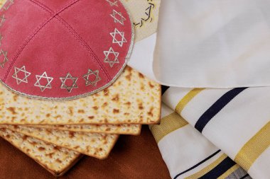 Hamursuz Bayramı 'nda mayasız ekmek ile geleneksel Yahudi ritüeli Matzah Pesach kutlama sembolü kippah, tallit