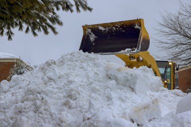Kar, yoğun kar yağışı sonrasında kar temizleme kamyonuyla park yerinden kaldırıldı