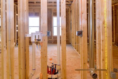 Yeni inşaat evinin ahşap çerçevesi iskelete yapışmış.