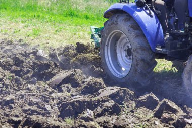 Traktör, bahar ekimi hazırlığı için sonbaharda tarla sürüyor