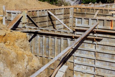 Temeldeki eve beton dökmek için bir araya getirilmiş metal biçimlendirme amaçlandı