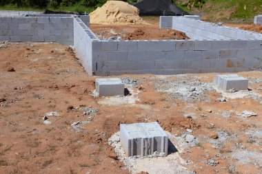 Ev duvarlarını desteklemek için inşaat sahasına beton blok temeli kuruldu.