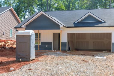 İnşaat işçileri için tuvaletler taşınabilir, açık havada, taşınabilir.