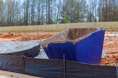 İnşaat alanında, metal konteynır çöplüğü inşaat atıklarının geri dönüşümü için kullanılıyor