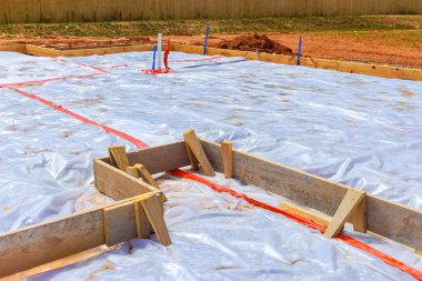 Temeller atılmadan önce zemin su geçirmez zarla kaplıdır.
