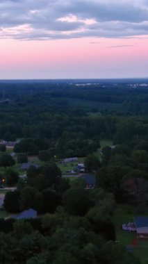 Güney Carolina 'da, ormanın etrafına dağılmış birkaç aile evi olan küçük bir kasaba var.