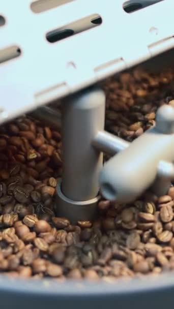 Pörkölő Gépet Nyers Kávébab Pörkölésére Használják Pörkölés Után Összekeverve — Stock videók