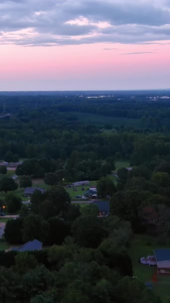 サウスカロライナ州には小さな町があり 森に散らばっている家はほとんどない — ストック動画