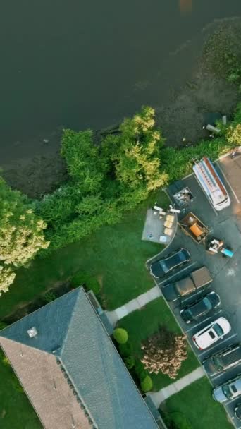 単一の家族の住居を持つ小さなアメリカの町は池の近くに位置しています — ストック動画