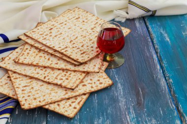 Fısıh bayramı kutlaması Yahudi pezosu öznitelikleri, kosher şarabı, matzah ekmek