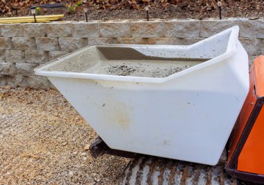 İnşaat alanındaki beton taşımacılık kendi kendine boşalan kauçuk yolu kullanıyor