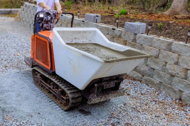 İnşaat alanına beton taşımak için kauçuk pist kullanılıyor.