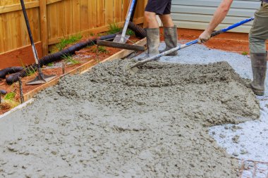 İnşaat işçilerinin özel araçları kullanılarak beton seviyelendiriliyor