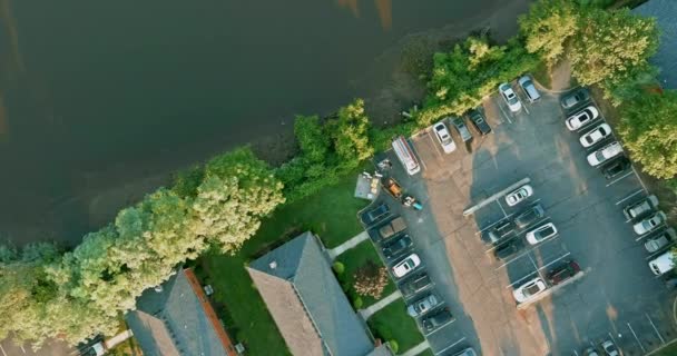 単一の家族の住居を持つ小さなアメリカの町は池の近くに位置しています — ストック動画