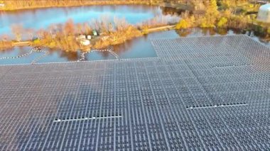 Güneş panelleri aracılığıyla elektrik üreten çevre dostu süreç sırasında, paneller gölün yüzeyinde yüzer.