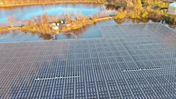 太陽電池パネルを通して発電する環境に優しいプロセスの間に パネルは湖の表面に浮きます — ストック動画