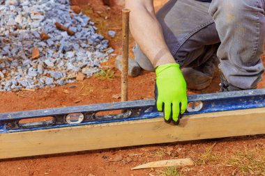 Ev için beton temel oluşturmak için çıkarılabilir kereste kullanımı