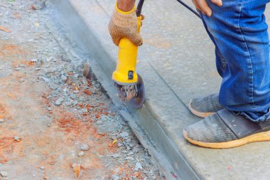 Kesme makineleri kullanarak öğütücüyle beton temelleri kesmek