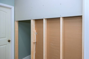 Yenileme projesinde, tahta kirişlere alçı tahtası monte etmek için duvar vidaları kullanılır