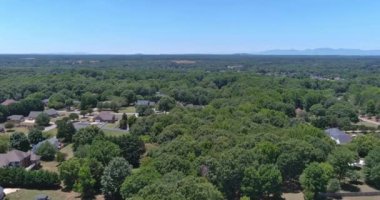 Güney Carolina 'da küçük bir Amerikan kasabası var. Ormana dağılmış birkaç aile evi var.