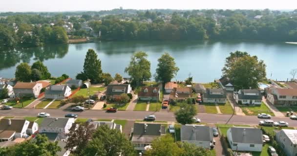 ニュージャージー州の池の近くに位置するこの小さなアメリカの町は 単一の家屋の数で構成されています — ストック動画